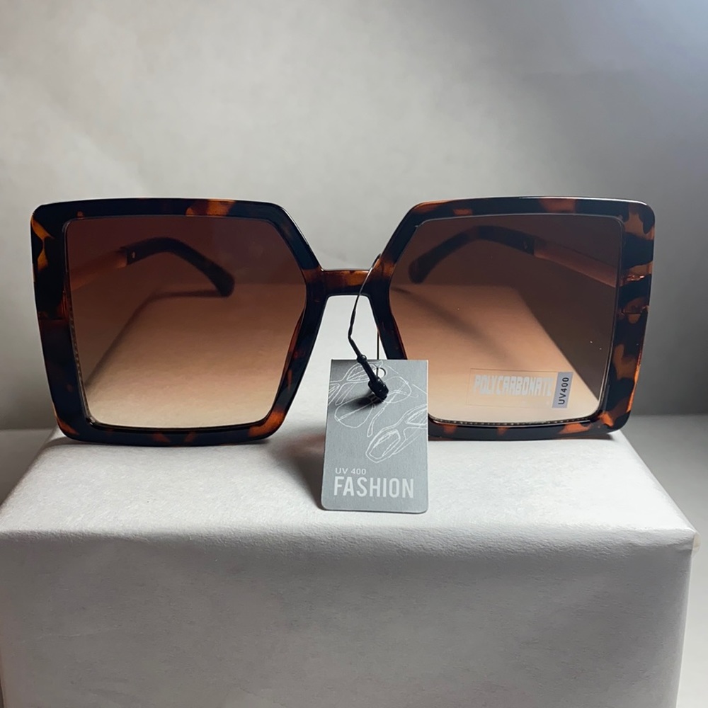 Fashionable Oversized Leopard Print Sunglasses